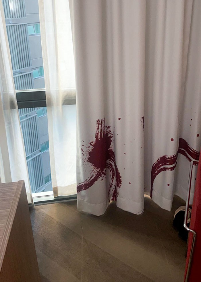 "Zasłony w moim pokoju hotelowym wyglądają jakby były poplamione krwią."
