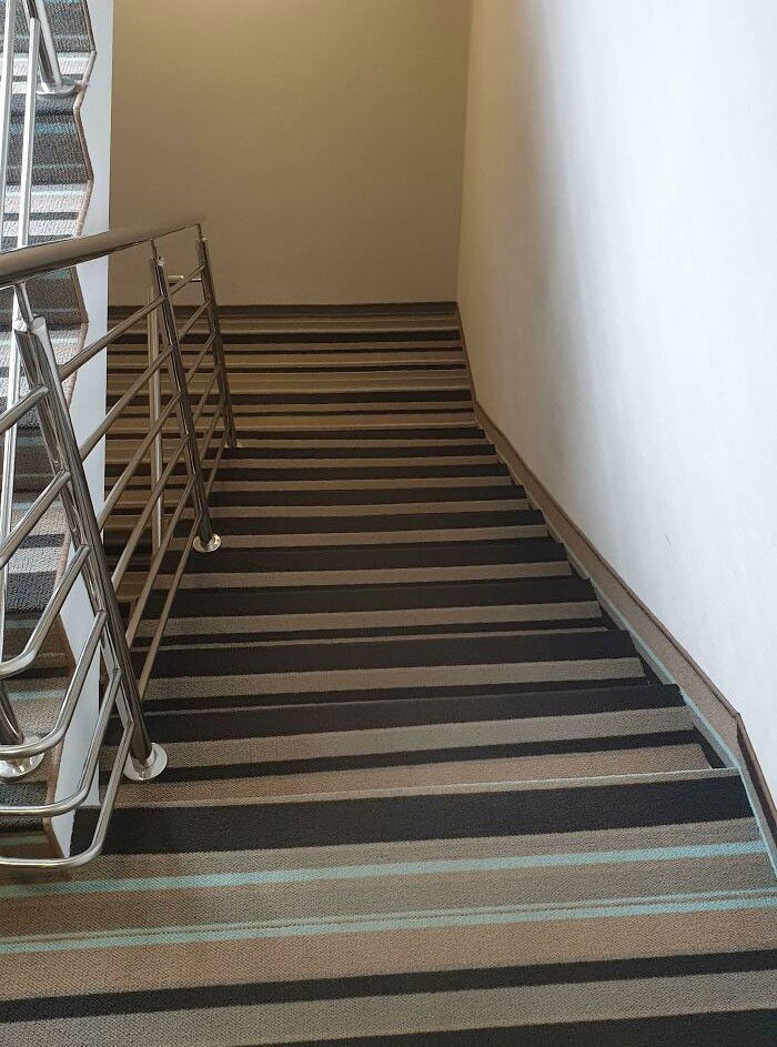 "Dywan na schodach w hotelu. Nawet na trzeźwo trudno się nimi poruszać."