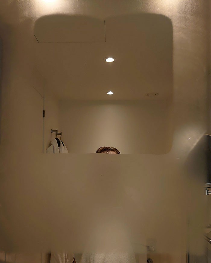 "Lustro w mojej hotelowej łazience ma sekcję zapobiegającą parowaniu. Niestety, mam 156 cm wzrostu."
