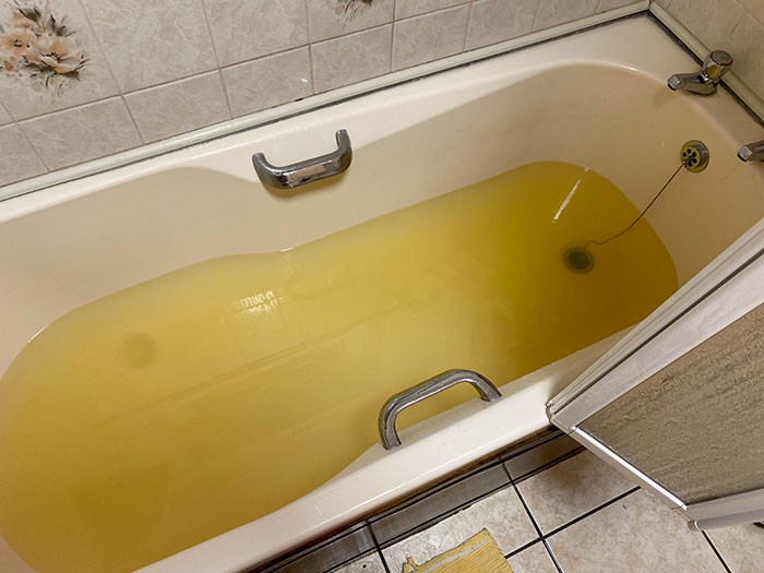 "Woda w naszym wynajętym mieszkaniu jest żółta i ma metaliczny posmak. Właściciel twierdzi, że nie może nic na to poradzić."