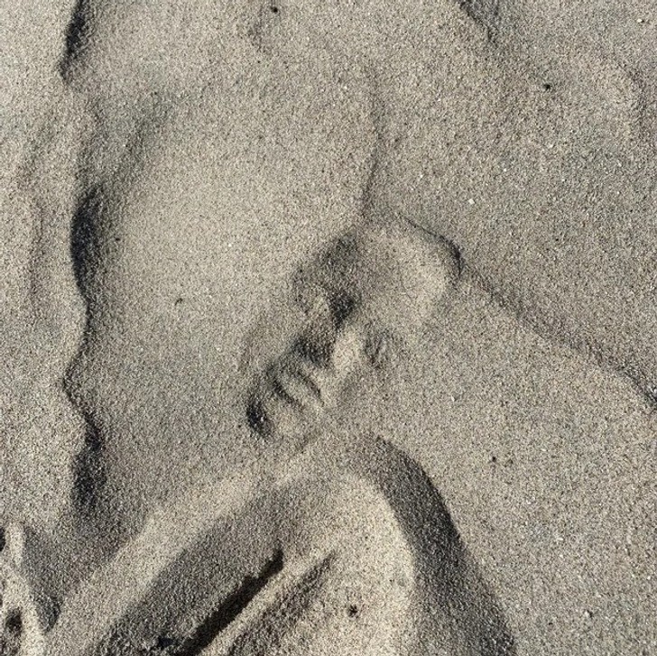 "Moje dziecko zostawiło odcisk swojej twarzy w piasku."