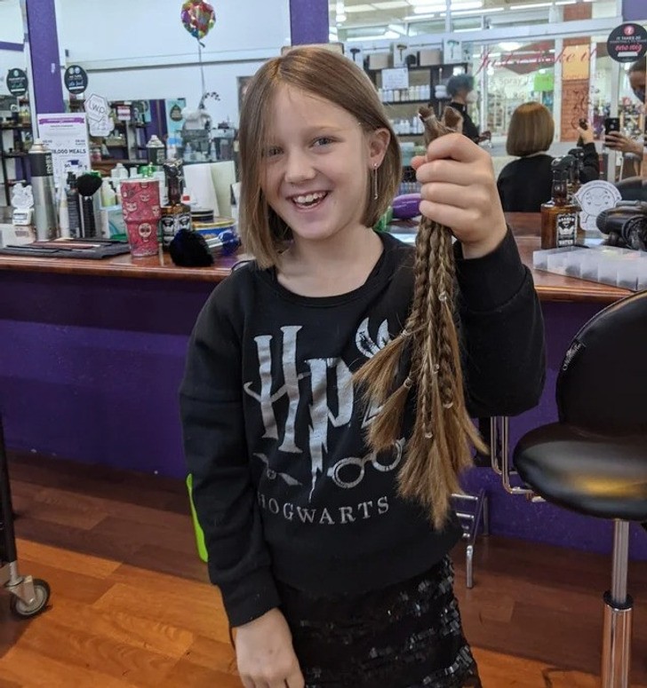 "Moja 8-letnia córka zapuszczała włosy przez 2 lata, by oddać je dla organizacji charytatywnej tworzącej peruki dla dzieci chorych na raka."