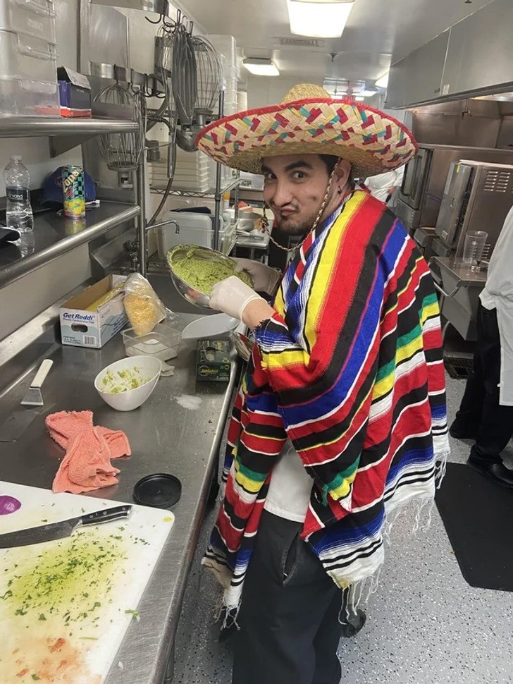 "Mój meksykański kolega z pracy miał to na sobie przez cały dzień podczas serwowania enechilad i guacamole."