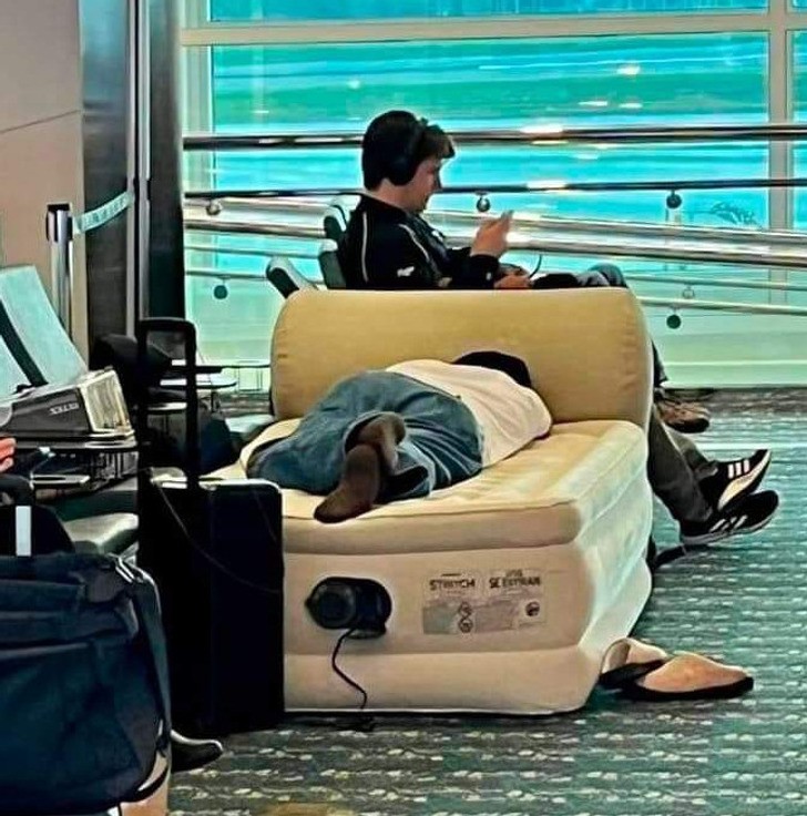"Pasażer rozłożył materac i poszedł spać na lotnisku."