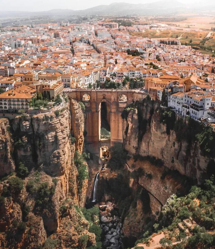 "Most nad wodospadem, Ronda, Hiszpania"