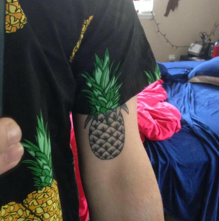 "Ananas na mojej koszulce pasuje do mojego tatuażu ananasa."