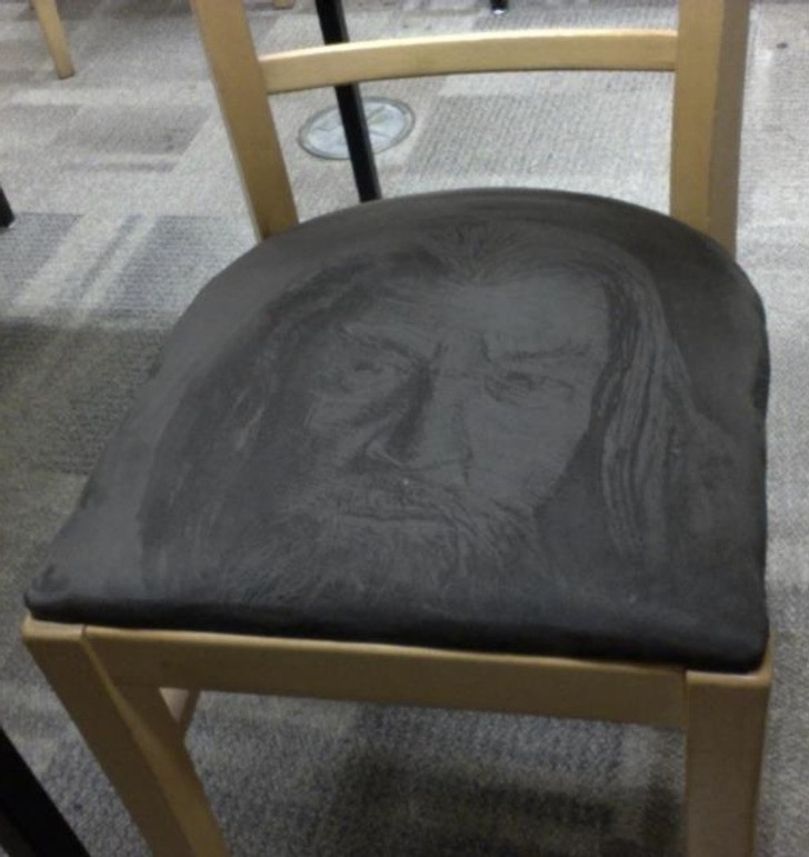 "Ktoś narysował Gandalfa na zamszowym siedzeniu krzesła na moim uniwersytecie."