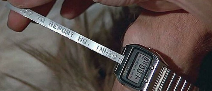 James Bond otrzymujący "wiadomość tekstową" poprzez swojego smartwatcha, 1977
