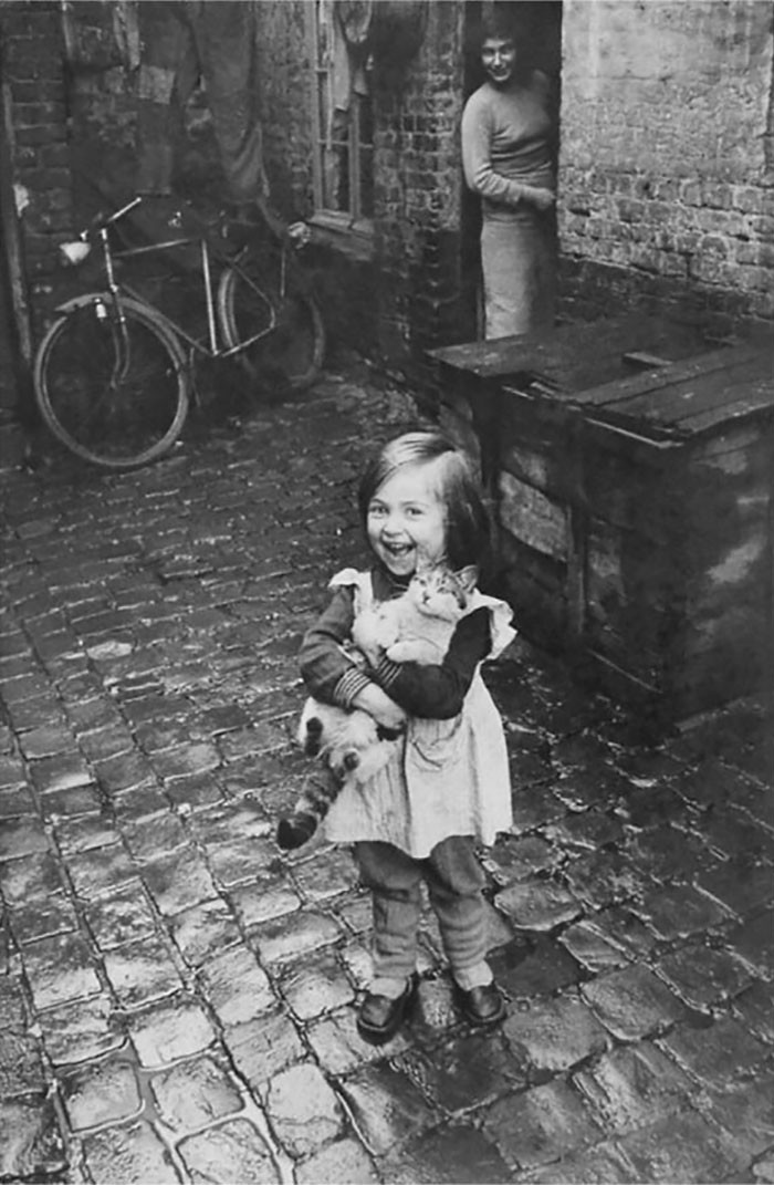"Mała francuska dziewczynka ze swoim kotem. 1959 rok"