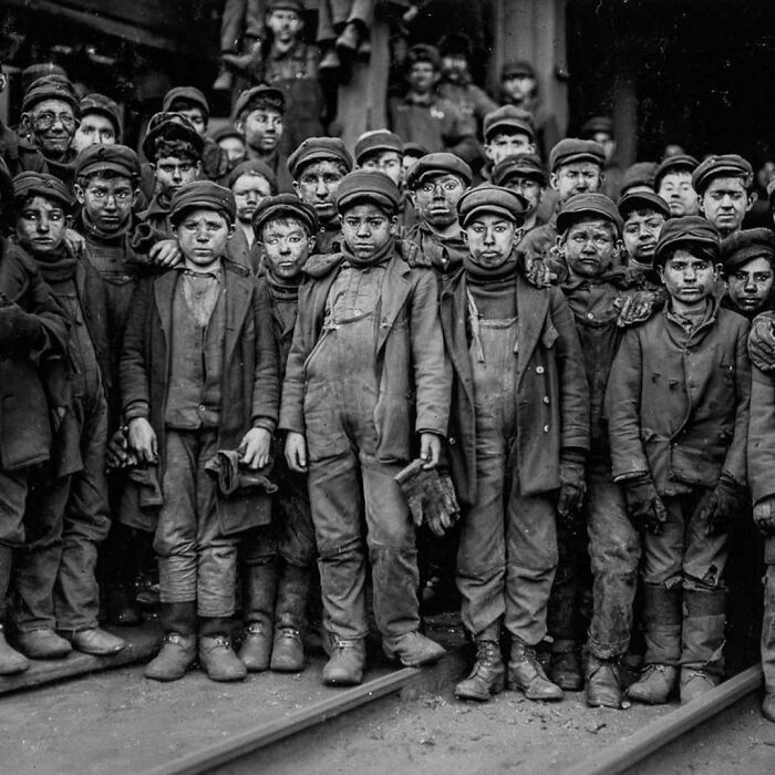 "Dzieci wykorzystywane do pracy w kopalni. Rok 1910"