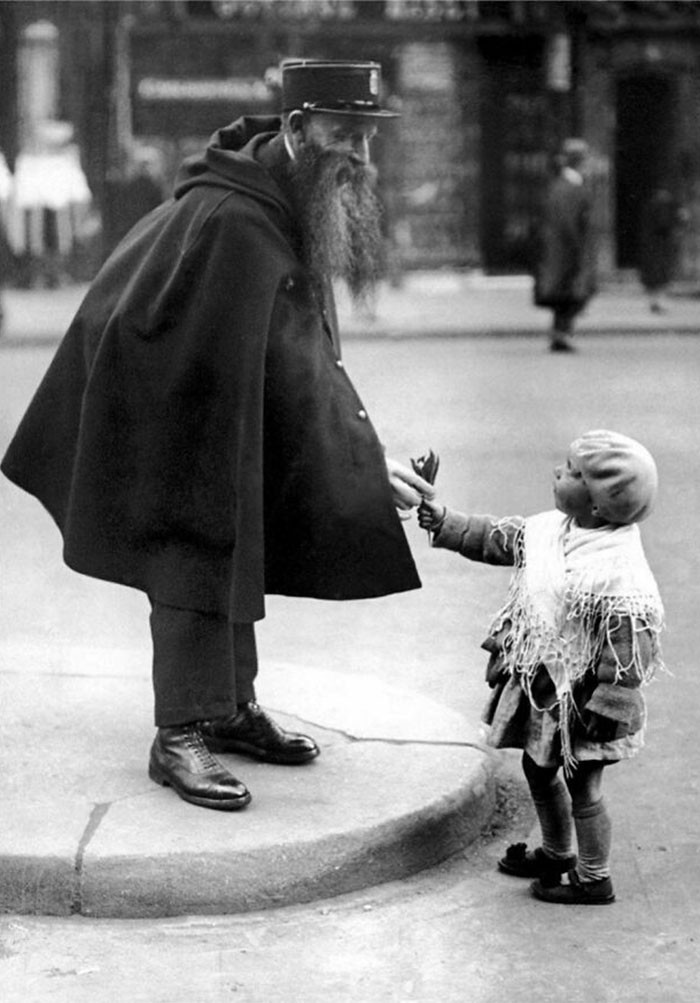 "Mała dziewczynka wręcza lilie policjantowi na służbie. Paryż, rok 1929"