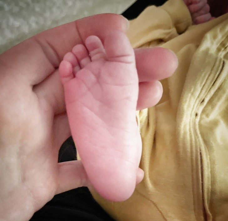 15. "Uśmiechnęłam się, gdy zobaczyłam stopy mojego nowego wnuka. Odziedziczył palce po rodzinie."