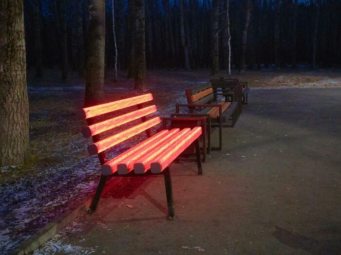 "Jedna z ławek w tym parku wygląda jakby była stworzona z metalu rozgrzanego do białości."
