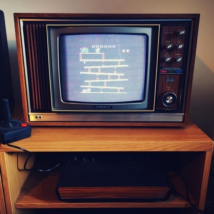 "Telewizor mojego taty, z późnych lat 60. Wciąż działa, tak samo jak konsola Atari."