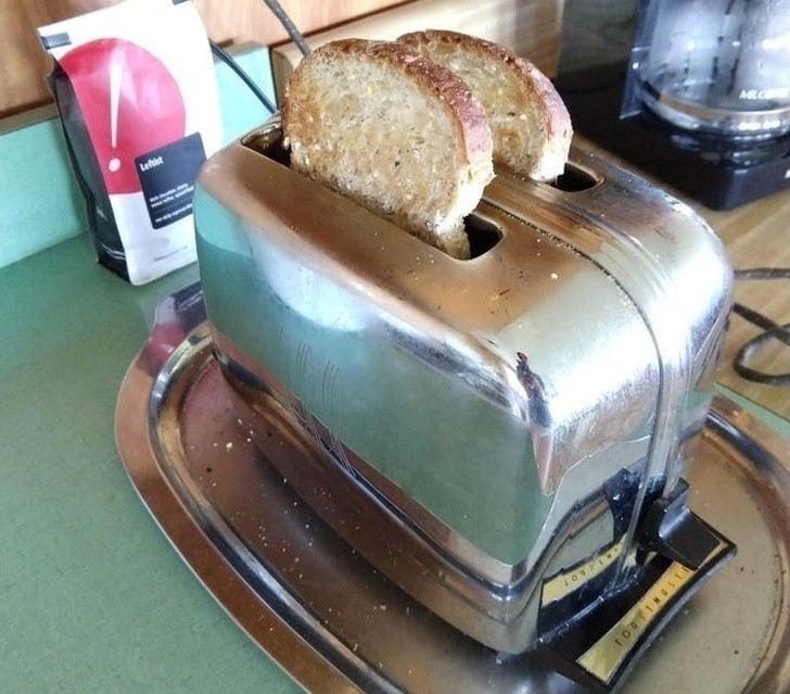 "Toster moich dziadków kupiony w 1956 roku. Mimo, że oboje już odeszli, toster wciąż działa jak w dniu zakupu.
