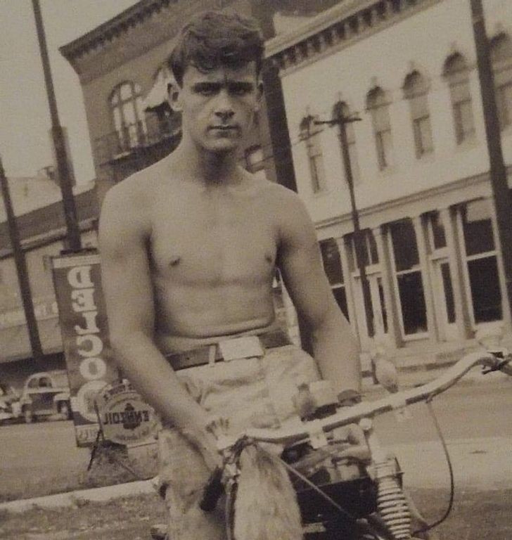 4. „Mój 14-letni dziadek na swoim nowym rowerze. 1949, Dayton, Ohio.”