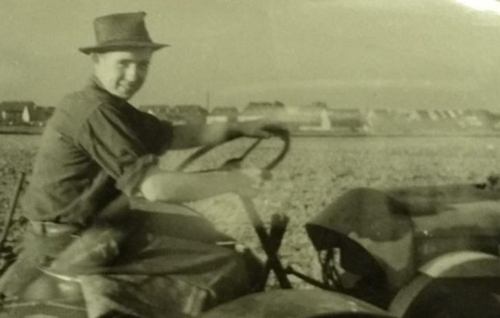 7. „Zdjęcie mojego 15-letniego dziadka na swoim pierwszym traktorze w 1954”