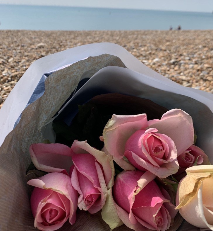 12. "Mam zły dzień, więc rozdaję przechodniom kwiaty w Brighton."
