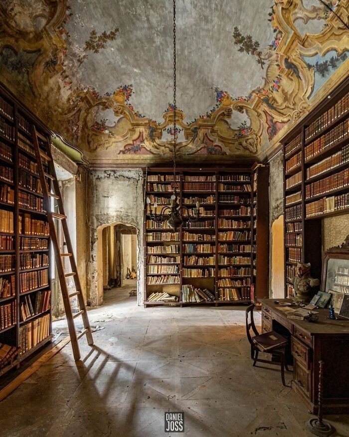 Opuszczona biblioteka we Włoszech