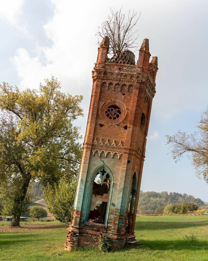 Rozpadająca się neogotycka wieżyczka schowana pośród wzgórz, Włochy