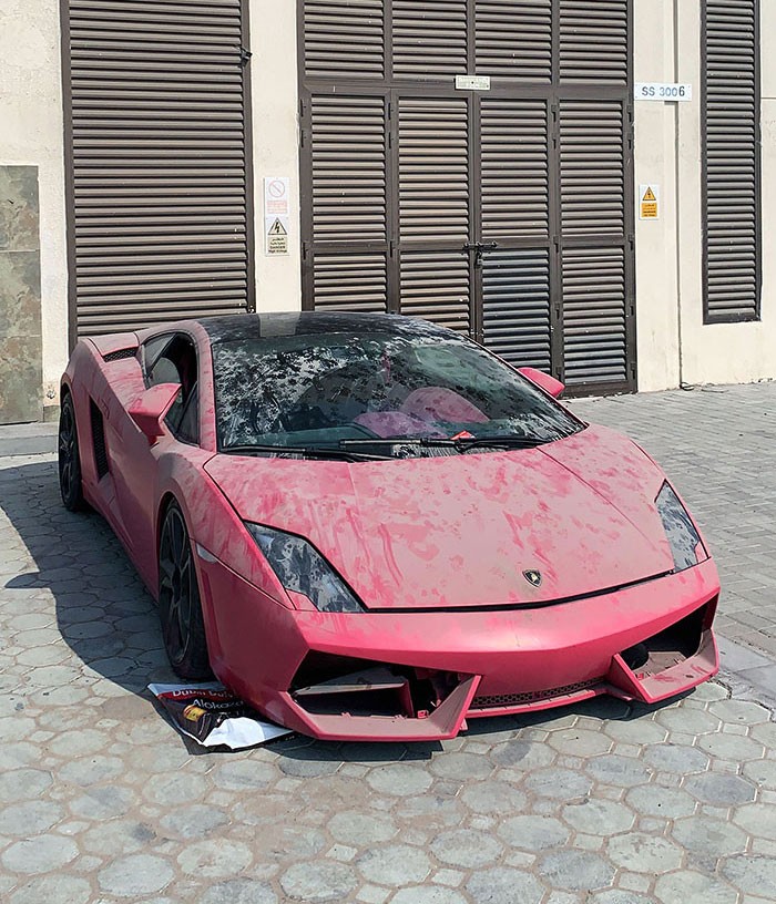 "Porzucony luksusowy samochód w Dubaju"