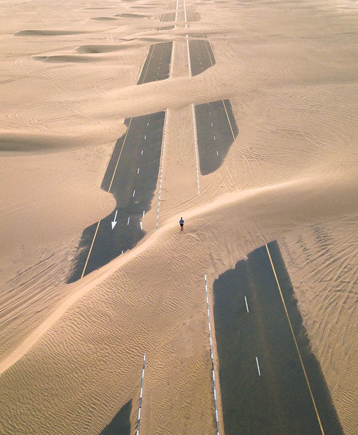 "Droga po przejściu burzy piaskowej"