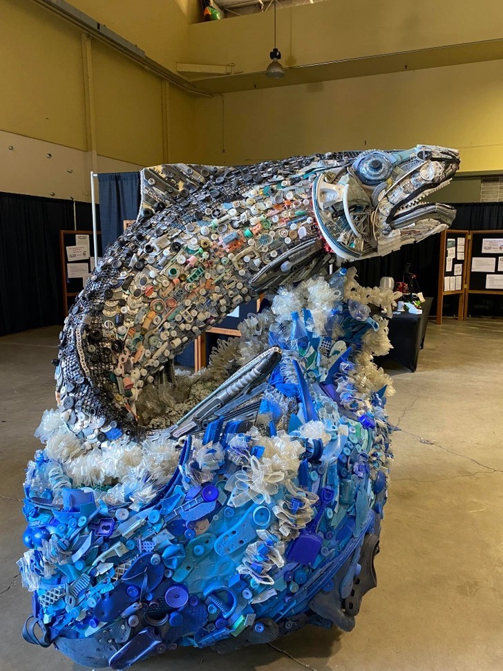"Rzeźba łososia stworzona ze śmieci zebranych na plażach"