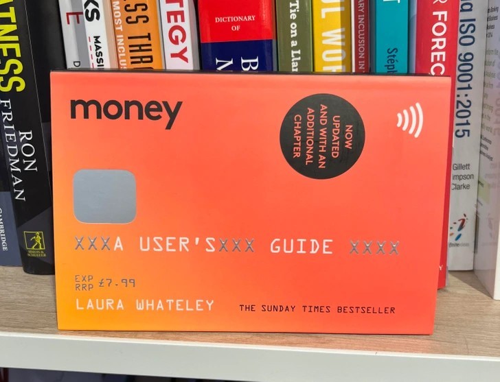 "Książka o pieniądzach stylizowana na kartę kredytową"