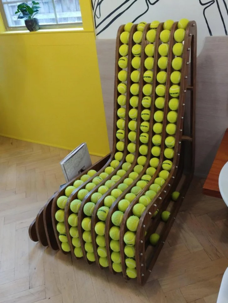 9. Krzesło dla miłośników tenisa? Nie wygląda zbyt wygodnie.