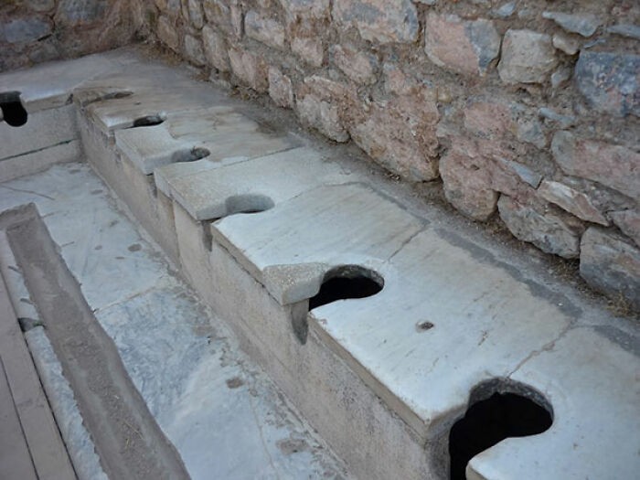 Najstarsze "spłukiwane" toalety (2000 lat)