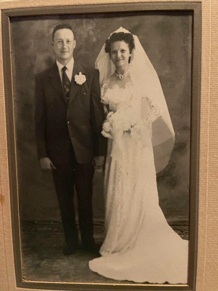 "Mój dziadek i moja babcia w dniu ich ślubu w 1953 roku. 32 lata później moja mama miała na sobie tę samą suknię na jej ślubie."