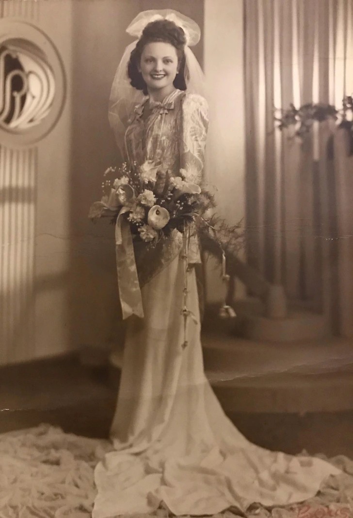 "Moja babcia w jej sukni ślubnej, 1948"