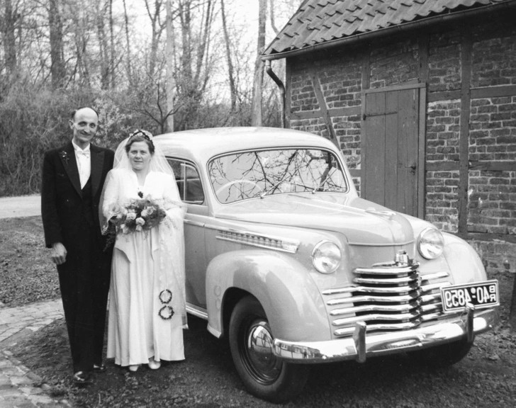 "Ślubne zdjęcie moich dziadków przed ich nowym autem"