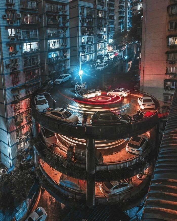 Ludzie mieszkający tuż przy spiralnej ulicy w Chongqing