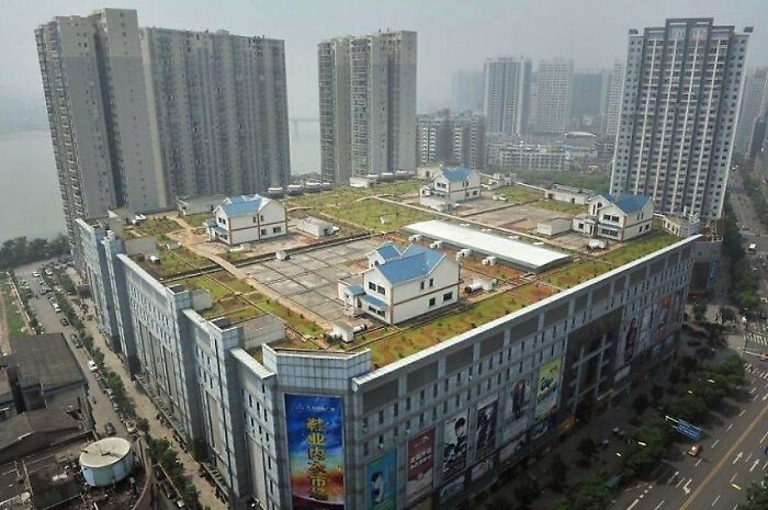 Prywatne domy na dachu ośmiopiętrowego centrum handlowego w Zhuzhou w Chinach