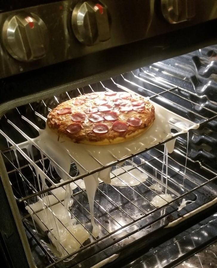 Córka użyła plastikowej deski do krojenia jako podkładki do pizzy.