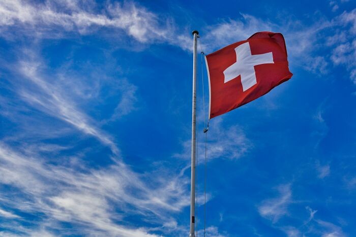 "Szwajcaria nie ma pojedynczej oficjalnej głowy państwa, lecz radę złożoną z siedmiu osób."