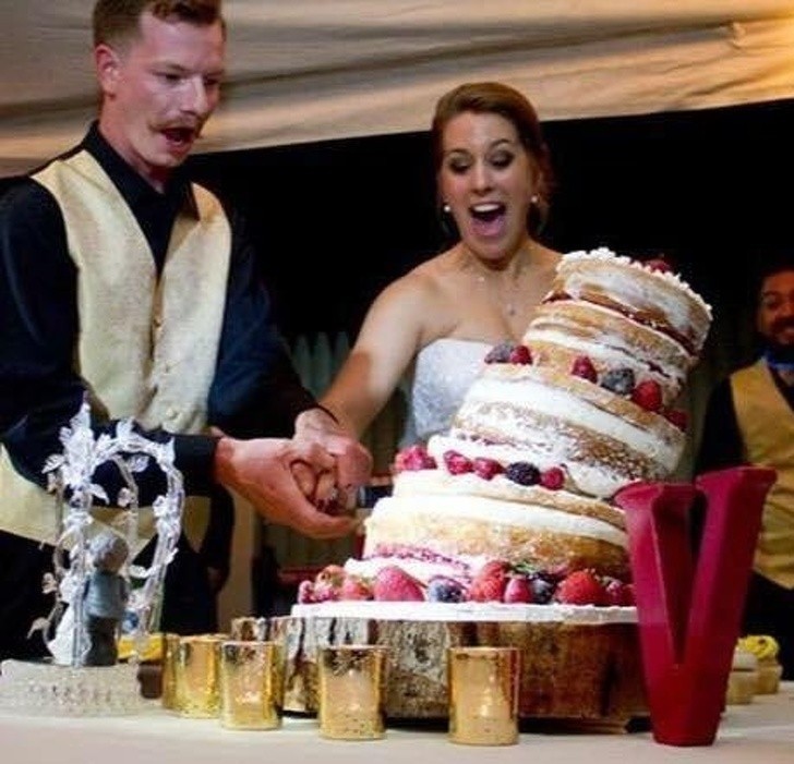 "Nasz ślubny fotograf uchwycił moment, w którym nasz tort zaczął się przechylać."