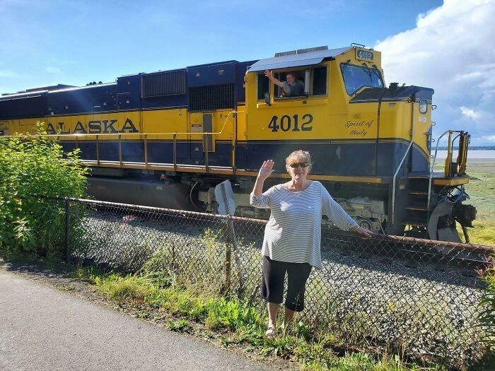 5. "Mama odwiedziła mnie w Anchorage i otrzymała najlepszą możliwą fotobombę."