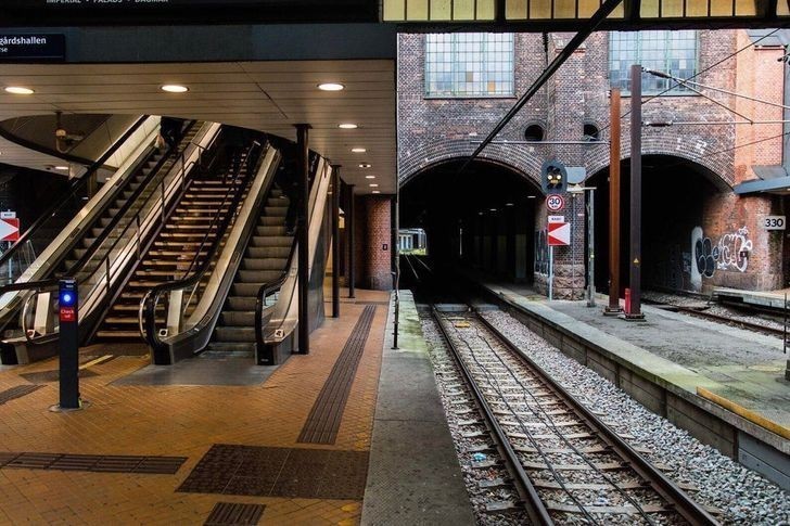 Ten peron w Kopenhadze wygląda jak dwa różne zdjęcia.
