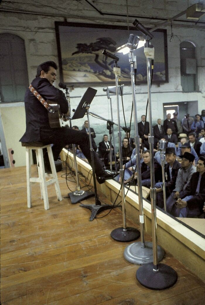 Johnny Cash występujący w więzieniu Folsom. 13 stycznia 1968