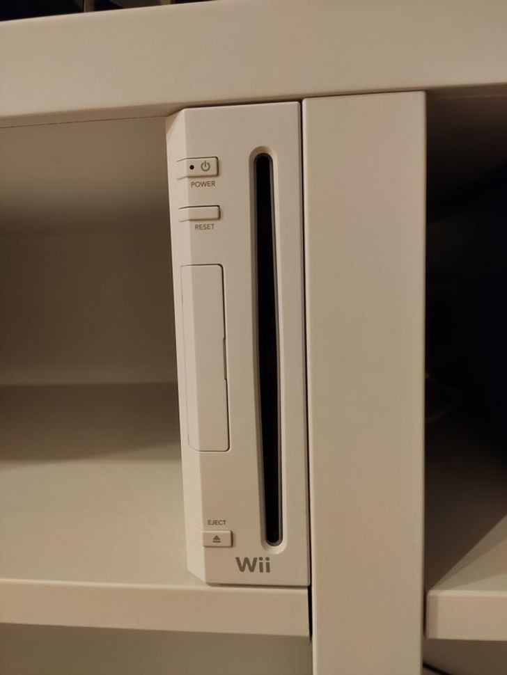 "Moje Wii na mojej nowej szafce pod telewizor"
