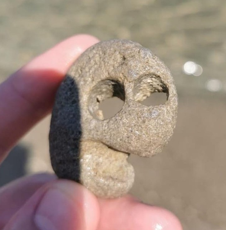 "Znalazłem ten kamyk na plaży."