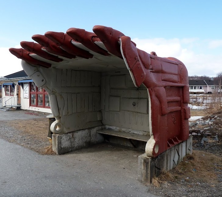 "Budka na lokalnym przystanku autobusowym jest wykonana z łyżki dużej koparki."