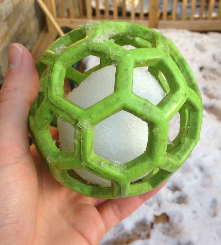 "Mój pies wyniósł swoją zabawkę na zewnątrz, przez co w środku utworzyła się kula śnieżna."