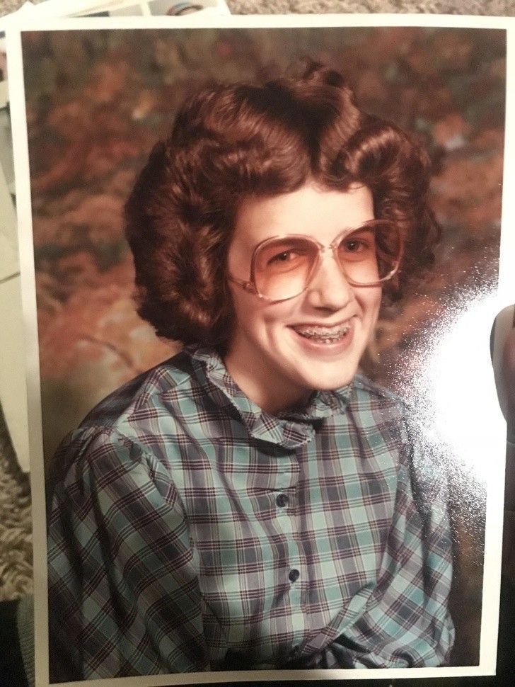 "Moja mama w 8 klasie, w latach 80. Prawdziwa ikona stylu..."