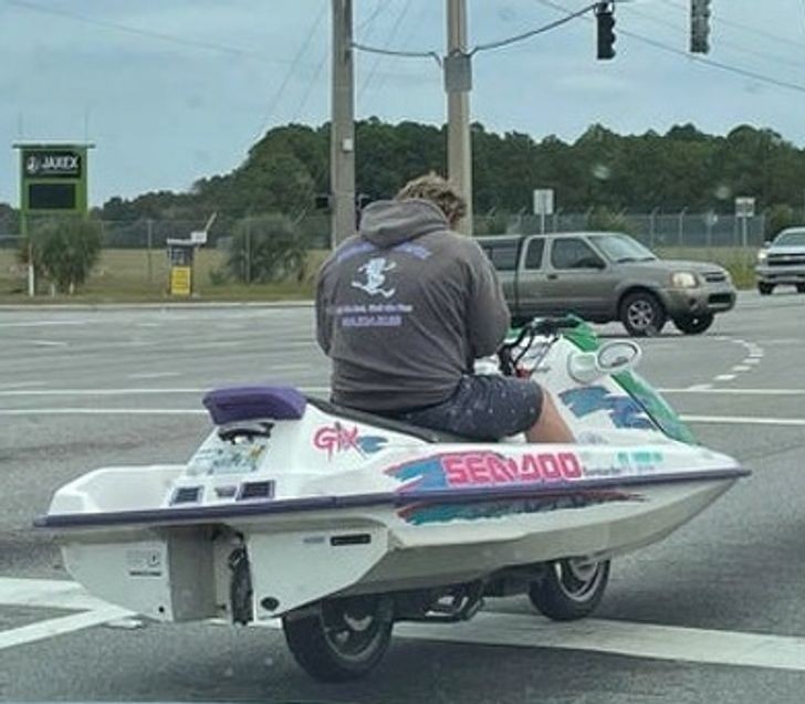 Gość wynalazł nowy środek transportu.