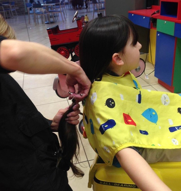 "Moja córka oddała swoje włosy na peruki dla osób chorych na raka."