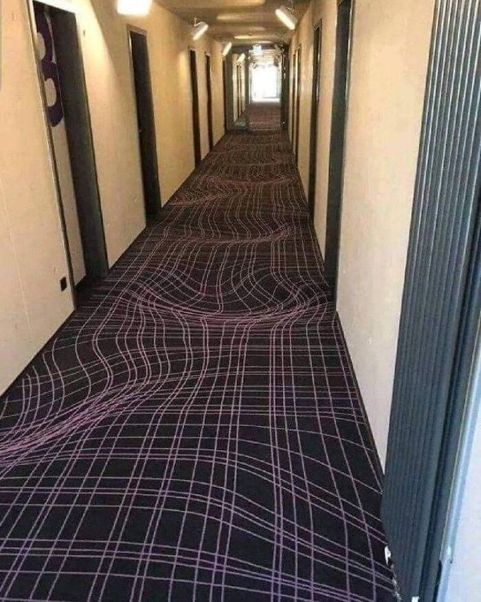 "Niemiecki hotel wykorzystuje dywany 3D, by zniechęcić gości do biegania po korytarzach."