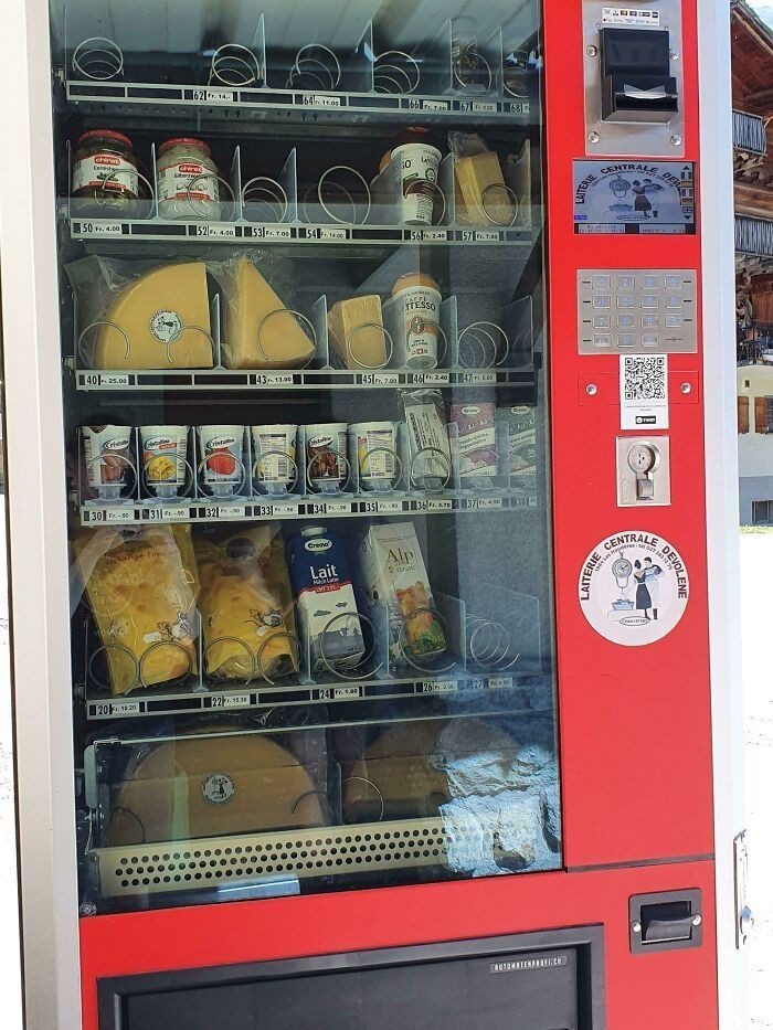 Automat sprzedający sery w górskiej wiosce w Szwajcarii